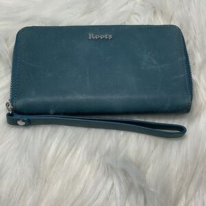 NWT Roots Zip Around Phone Wallet NEW
